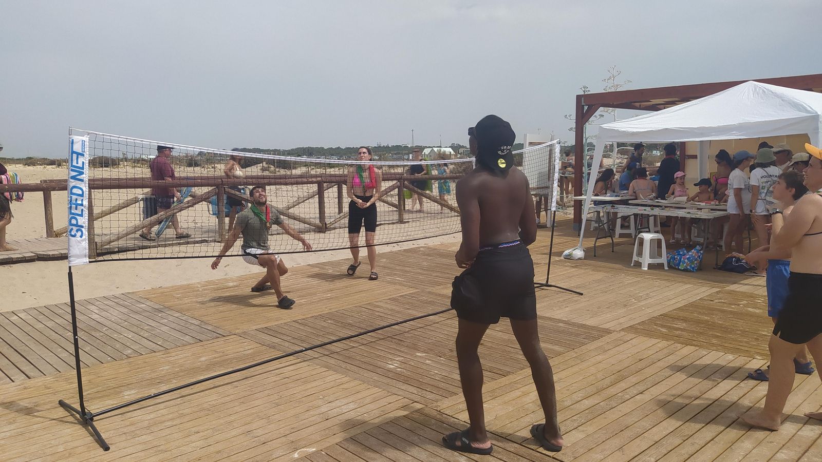 Actividad deportiva en las Jornadas de Educación Ambiental en la playa de Camposoto.