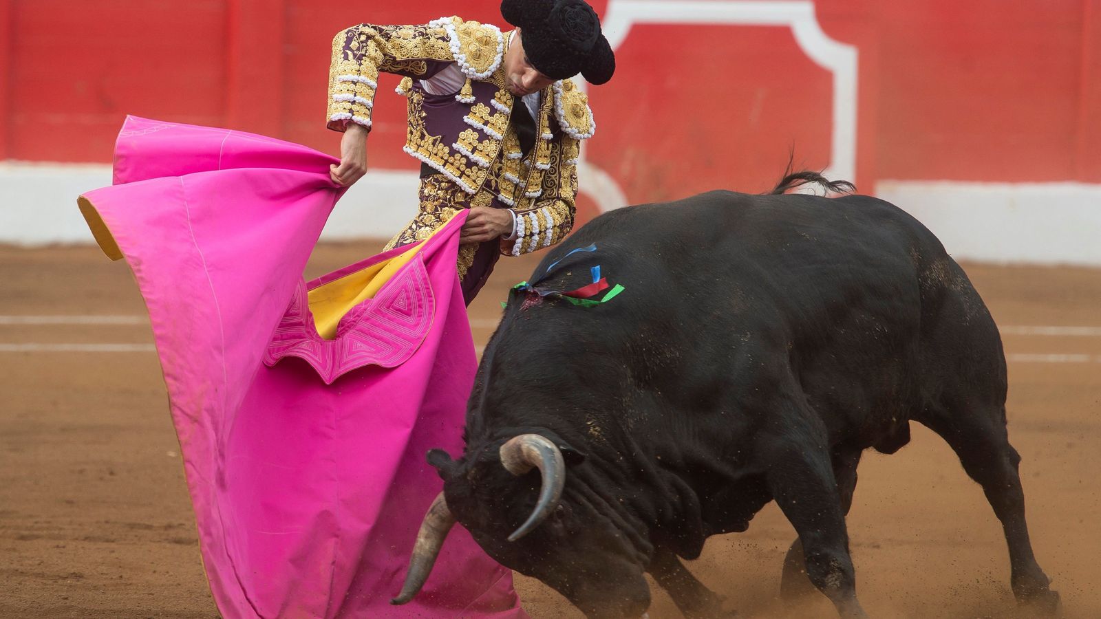 Pablo Aguado da un pase con el capote en Santander.