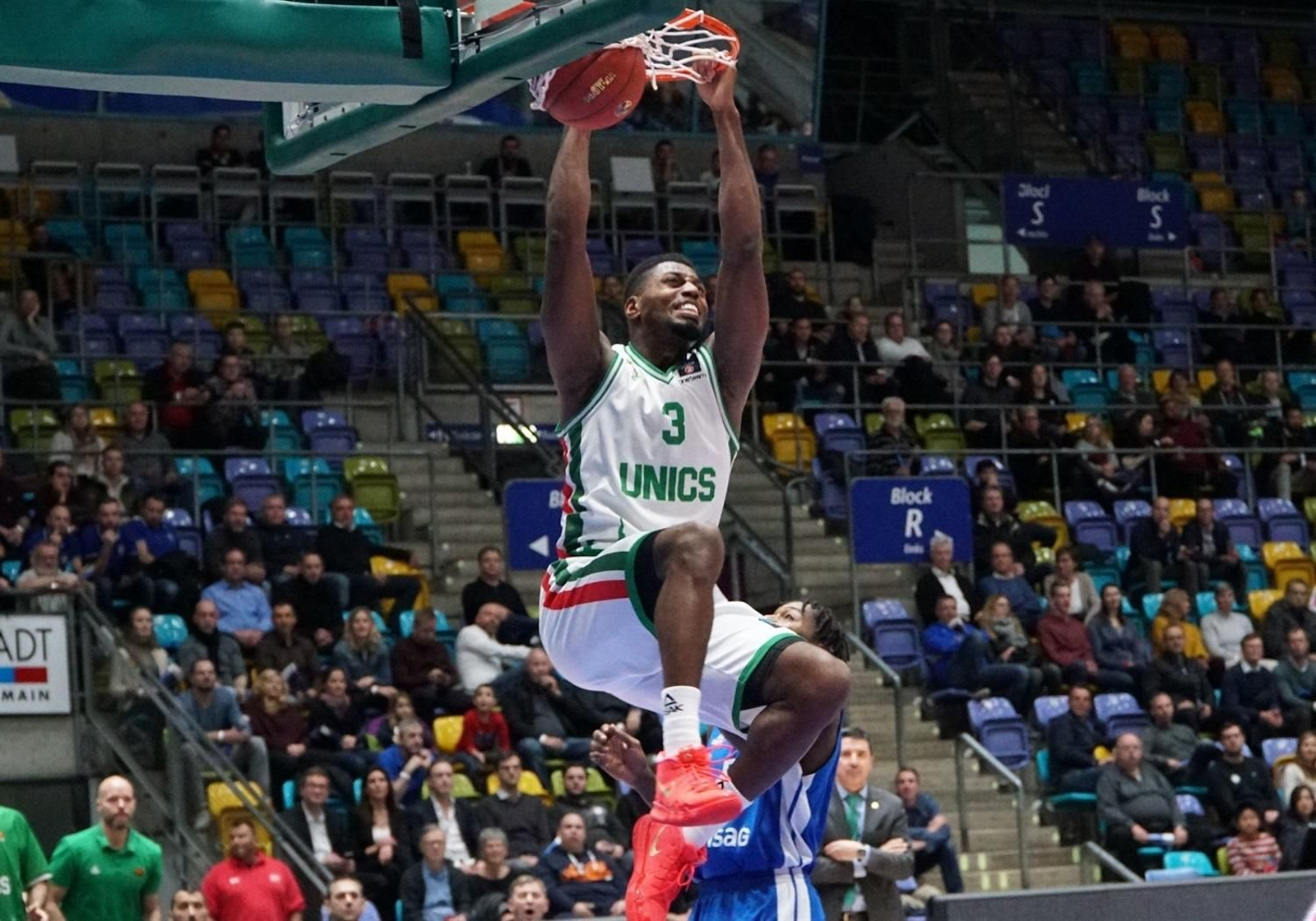 Melvin Ejim realiza un mate con el Unics Kazán.