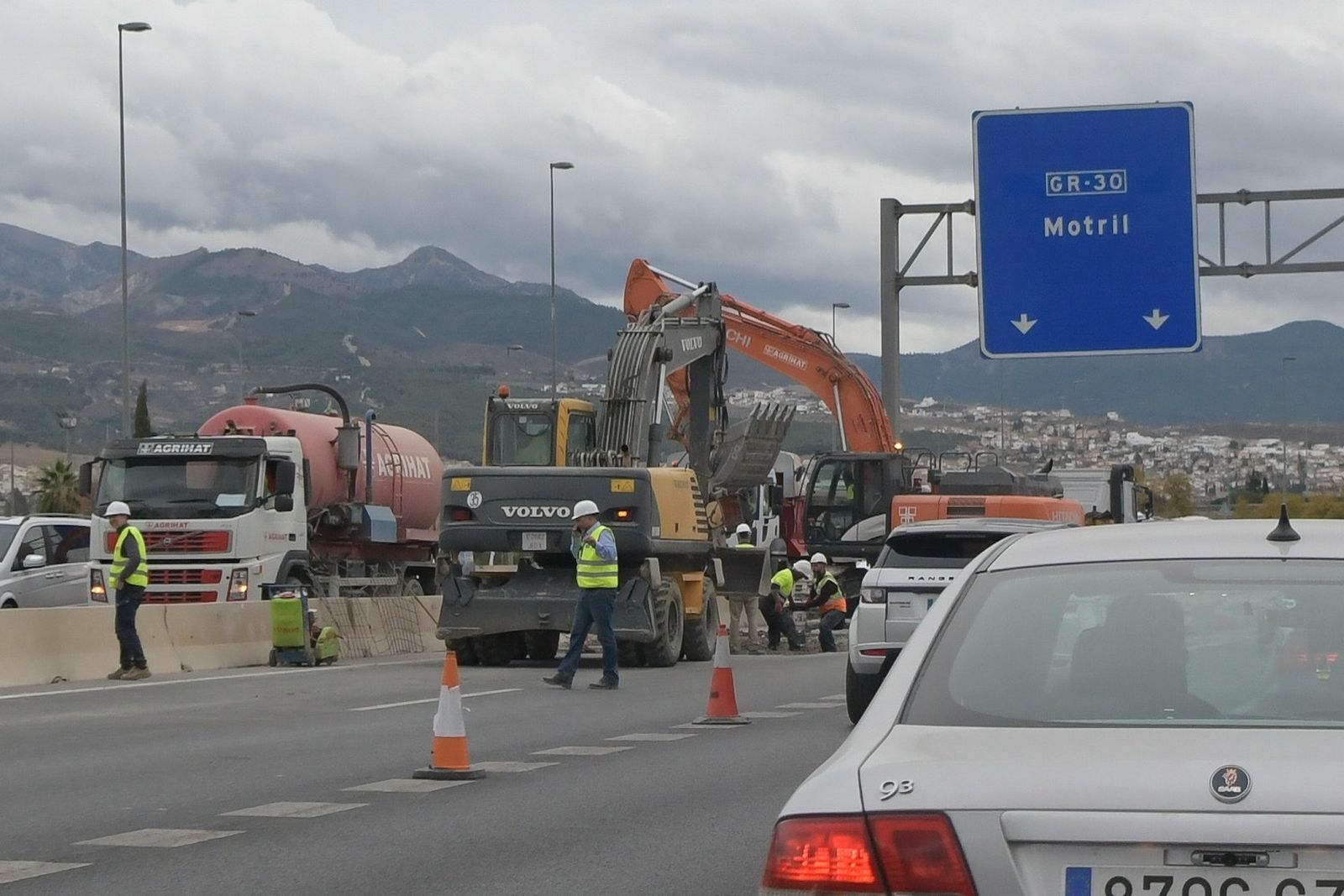 Atascos, cortes y obras en la Circunvalación de Granada para arreglar otro hundimiento al hacer el paso inferior del PTS al Nevada