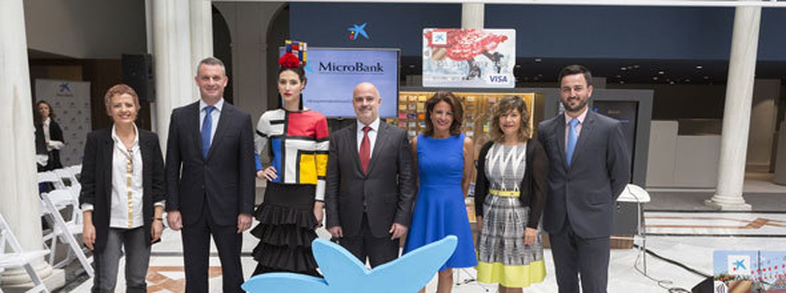 Los asistentes al foro junto a uno de los diseños que se vieron en el acto/ Europa Press