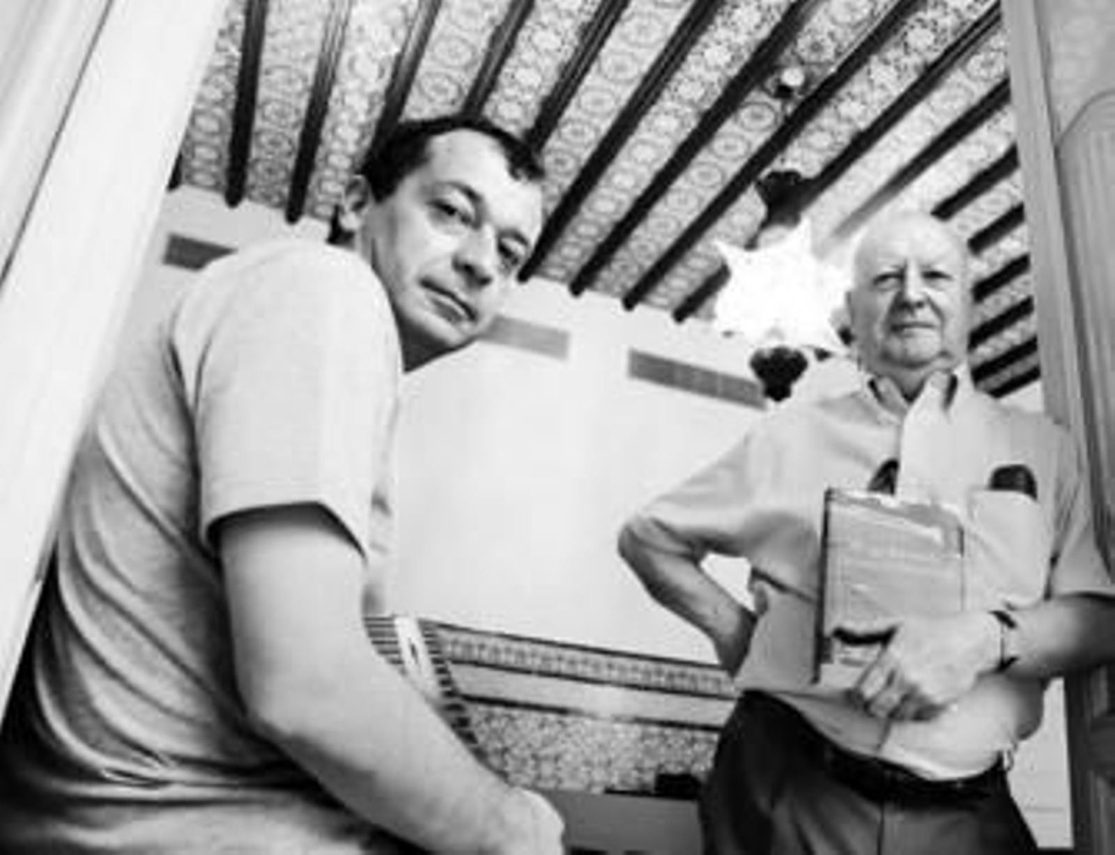 Fernando Quiroz, en primer plano, posa en la Fundación Lara con Jorge Edwards detrás.