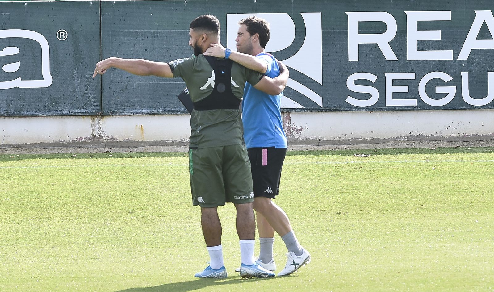 Rubi habla con Fekir en un entrenamiento.