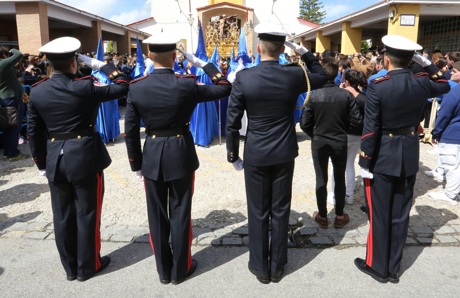 Militares de la Armada saludando la salida del Cristo de la Exaltación.