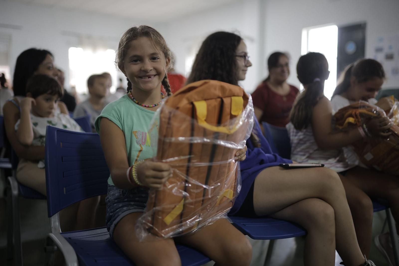 Una de las menores con el material escolar donado por la Fundación La Caixa