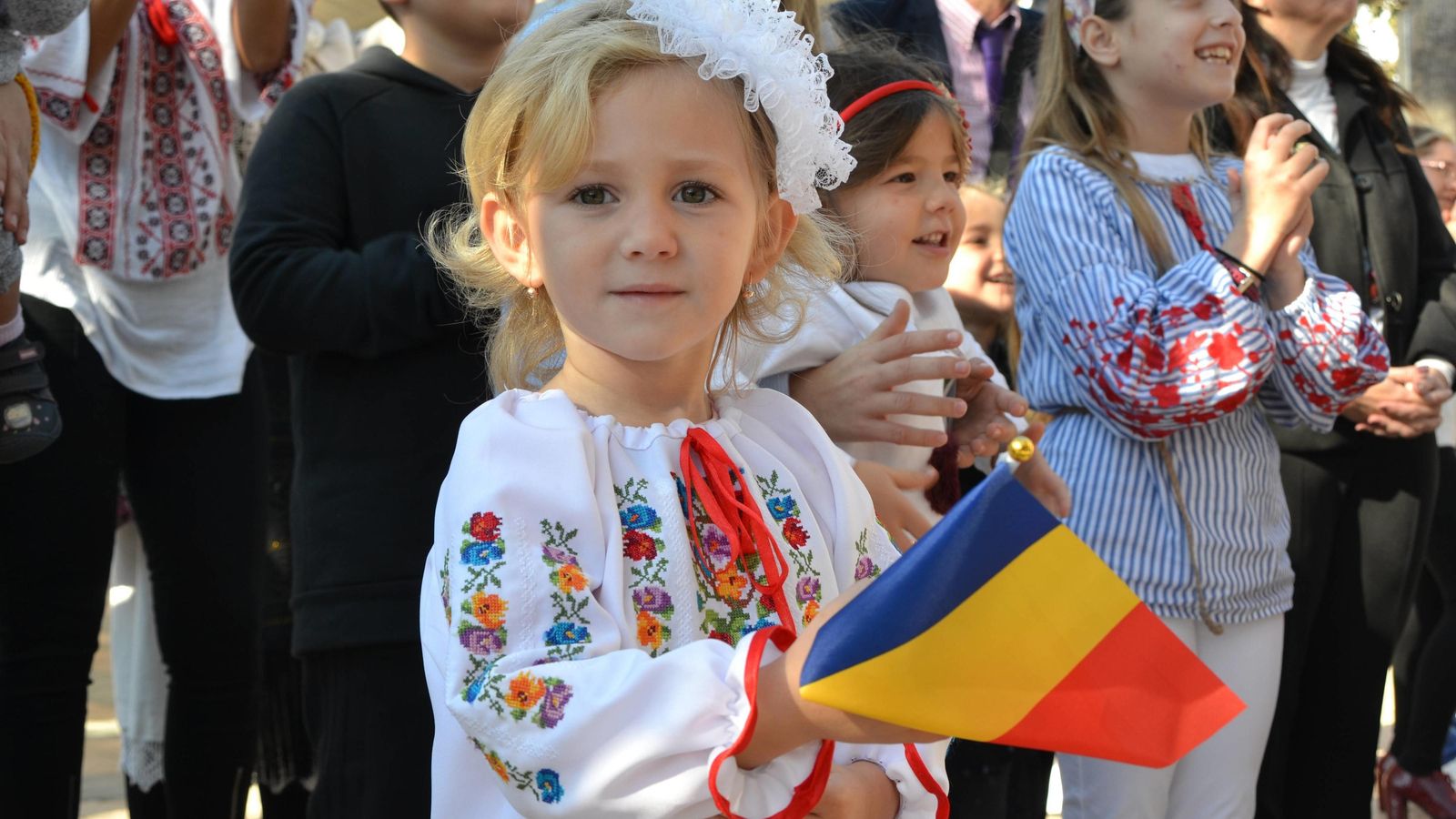 Una niña, con la bandera de Rumanía. Una niña, con la bandera de Rumanía.