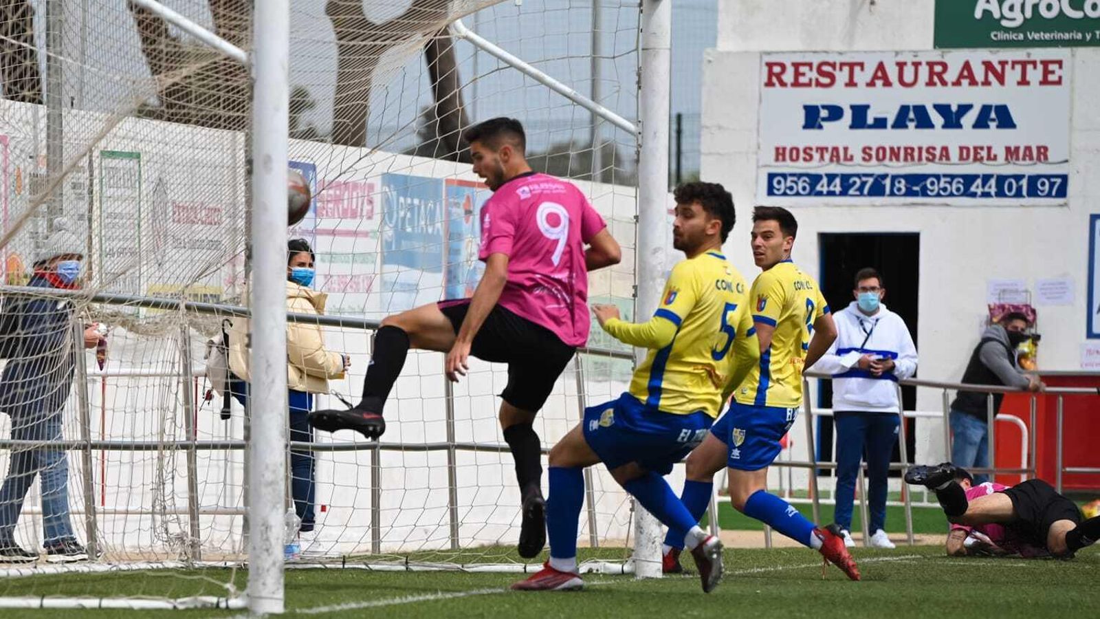 Óscar, actual delantero del Antoniano, anotó el 0-1 de la victoria la pasada temporada en Conil.