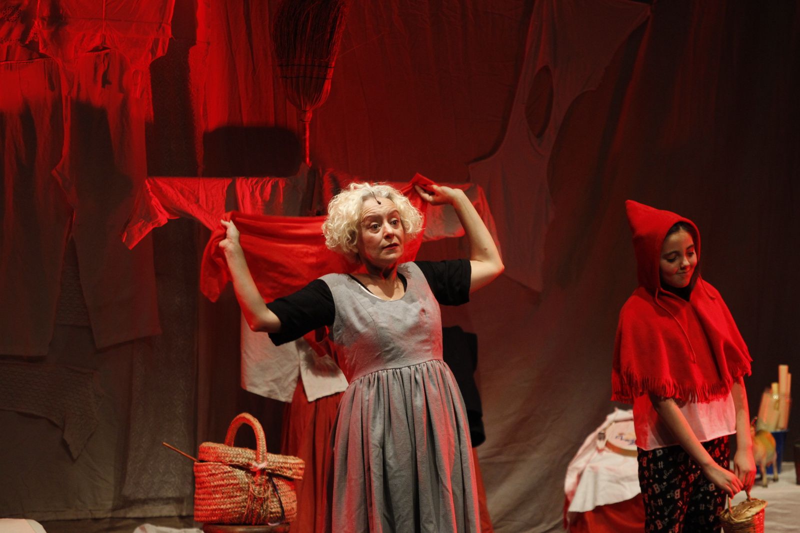 Fotogalería Festival Teatro El Ejido. Obra "El Desván de los Hermanos Grim"