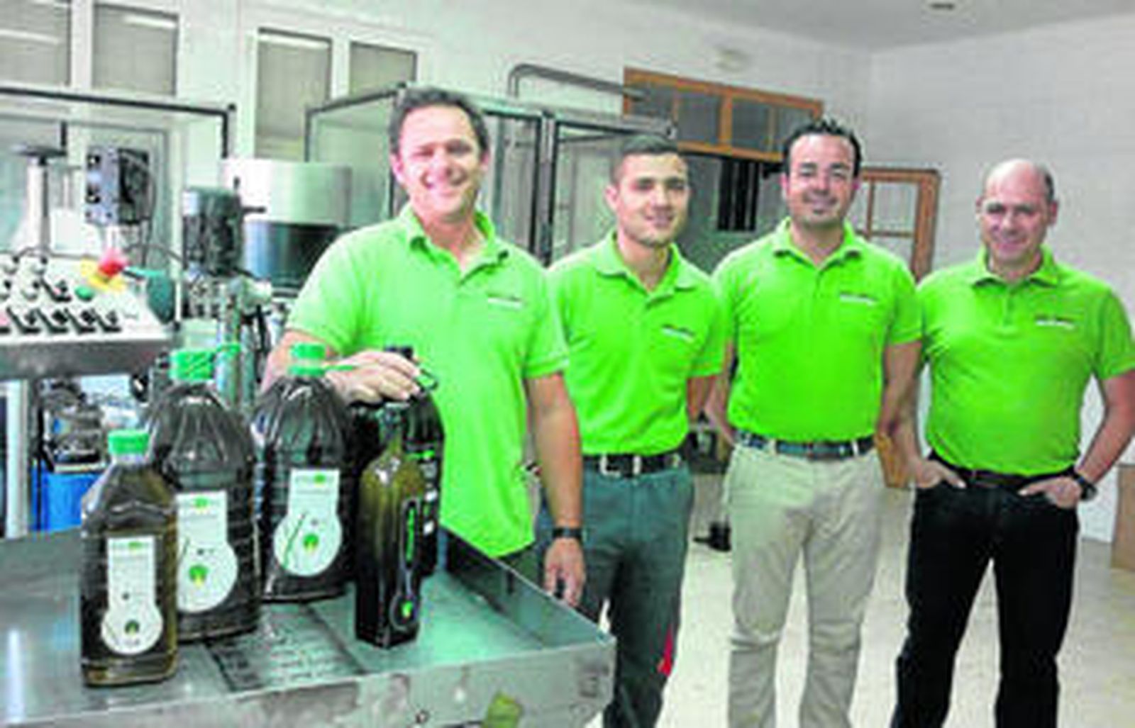 1. Trabajadores de la Cooperativa San Antón, en la sala de envasado. 2. Una de las dependencias de Destilerías Reguera 3. El presidente de la SCA San Antón, Evaristo Pérez.