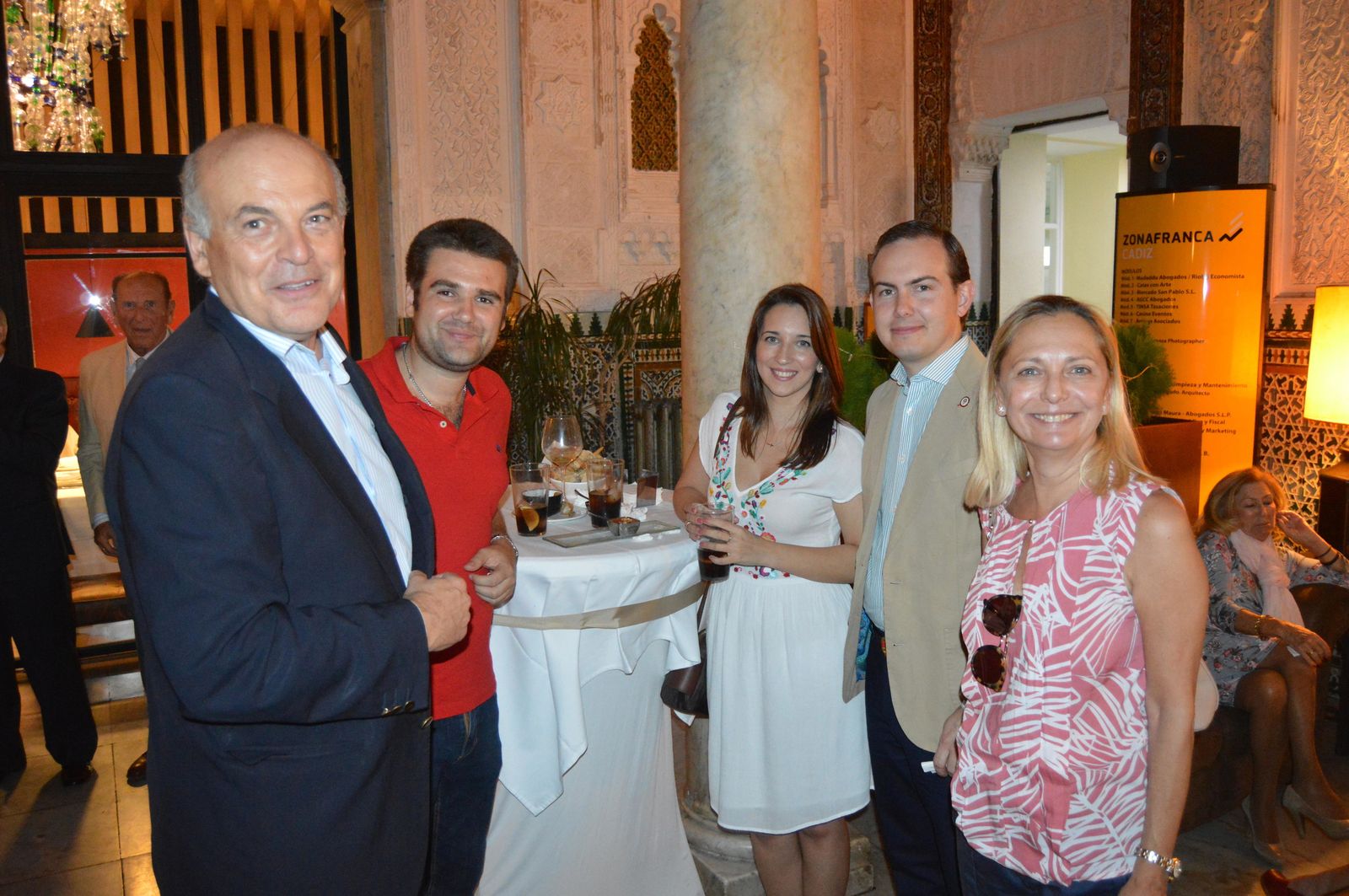 Rafael Sánchez Saus, Enrique Ruiz, Lorena Priam, Javier Jiménez y Felicidad Rodríguez, durante el cóctel en el Casino Gaditano.