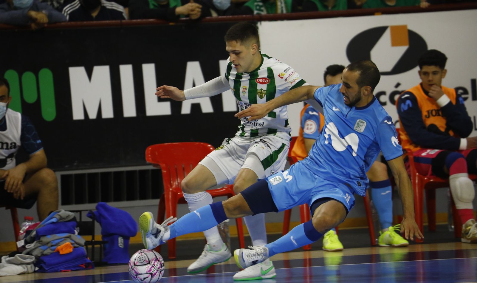 Álex Viana es presionado por el cordobés Boyis.