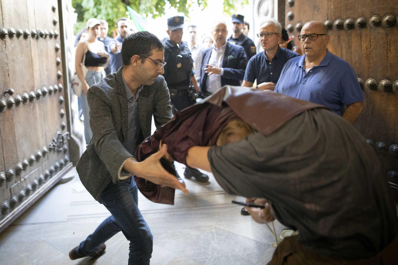 Altercados en la conferencia de Macarena Olona en Granada