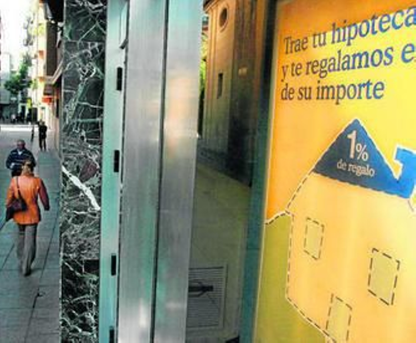 Un cartel anuncia nuevas hipotecas de una entidad bancaria, en una imagen de archivo.