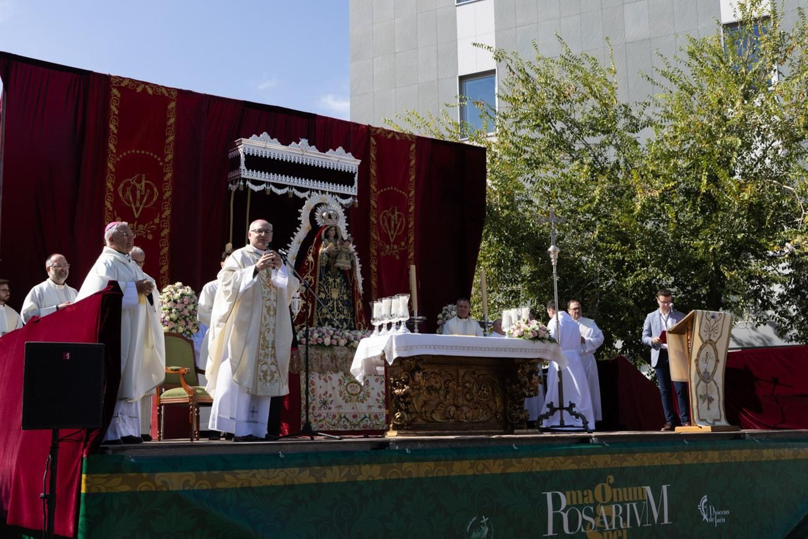 Un Jaén repleto de fieles acompañan los traslados de las veinte imágenes de la Magna (I)