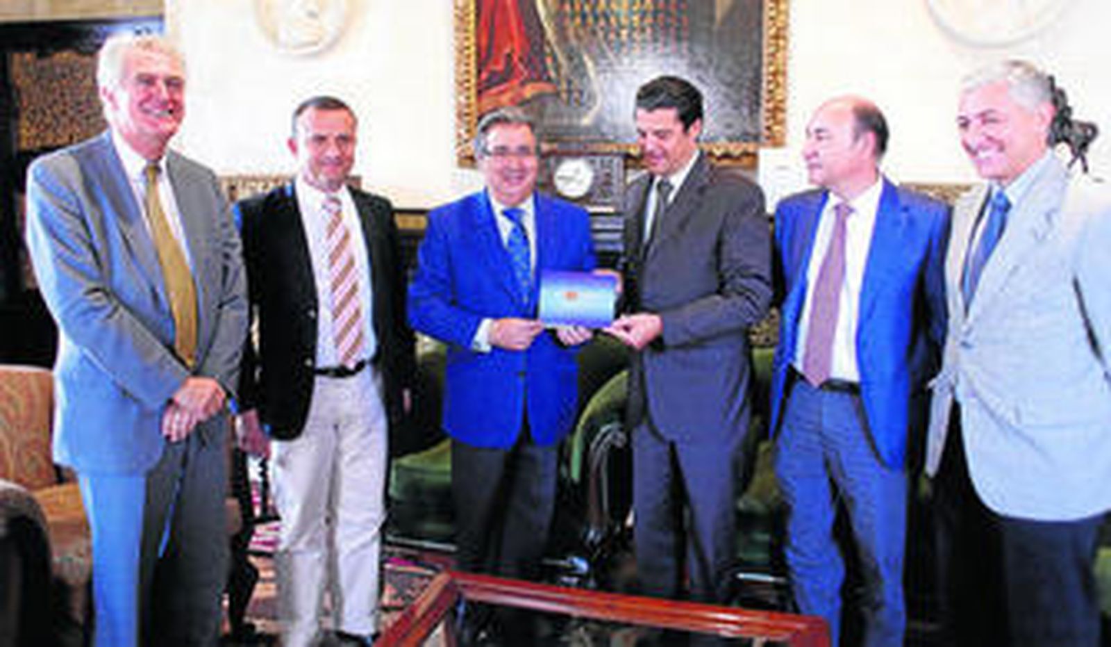 Zoido posa junto a los responsables de Looping Group, Antonio Peláez y el concejal Maximiliano Vílchez.