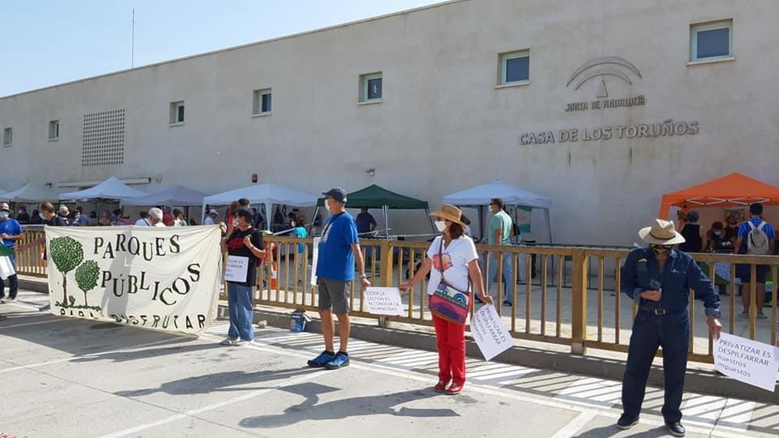 Gran participación en la cadena humana a las puertas de Los Toruños