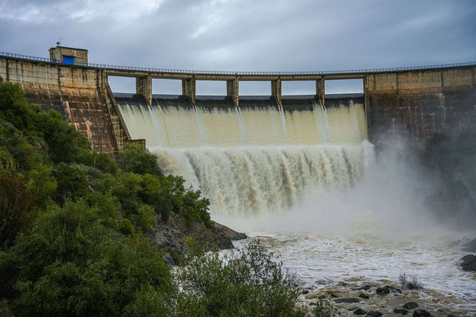 El embalse del Gergal en pleno desembalse durante la mañana de ayer.