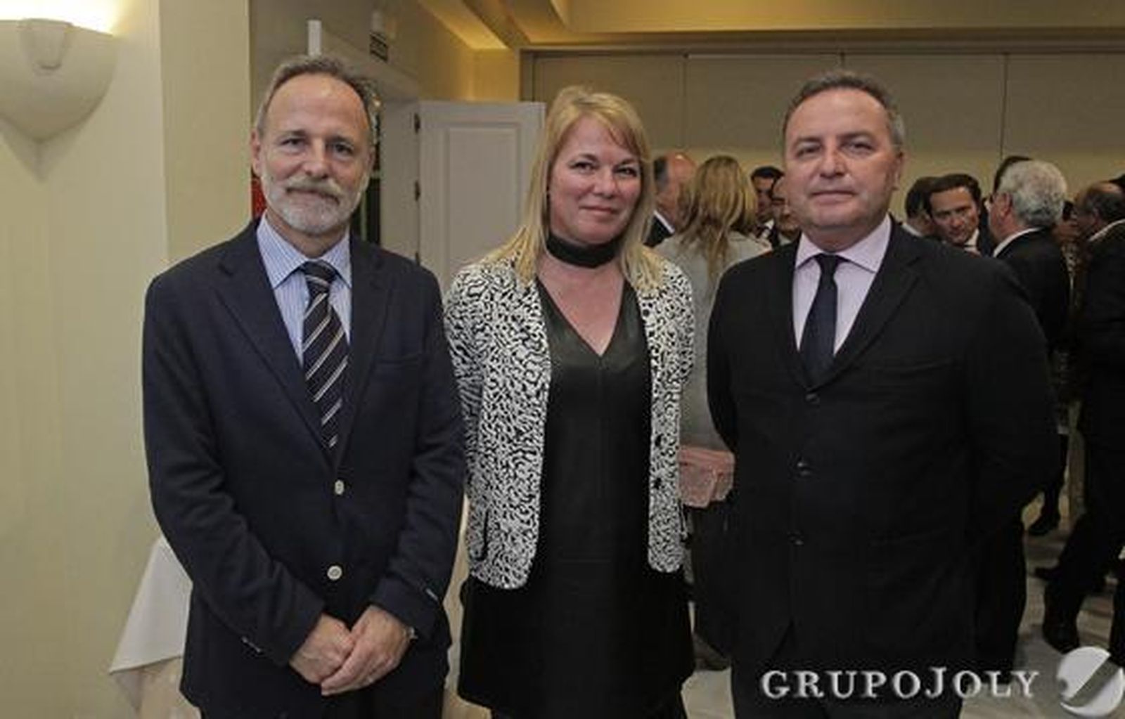 El diputado socialista Salvador de la Encina posa junto a Ana Peral y Miguel Ángel Vázquez, representantes de la empresa de servicios Clece. 

Foto: Erasmo Fenoy
