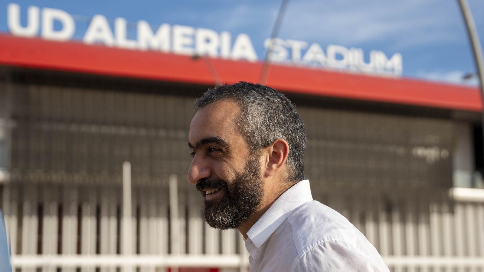 El Assy sonríe en los aledaños del UD Almería Stadium