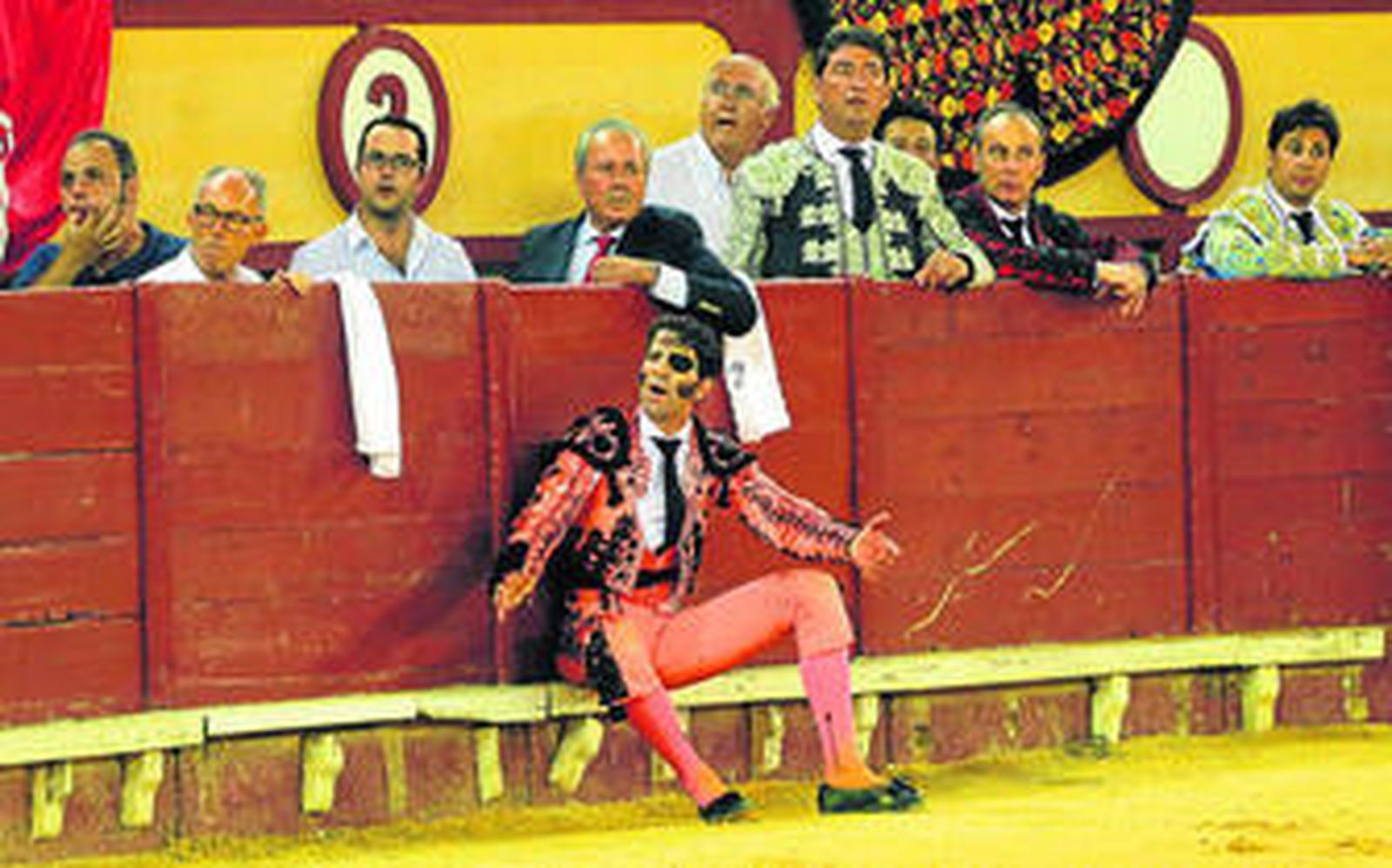 Incredulidad de Padilla y estupor de los profesionales taurinos en el callejón cuando arrastraron al cuarto sin conceder la segunda oreja al jerezano.