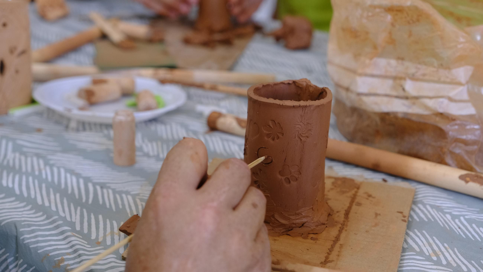 Las imágenes de los talleres familiares de cerámica en la Feria de Almería 2025