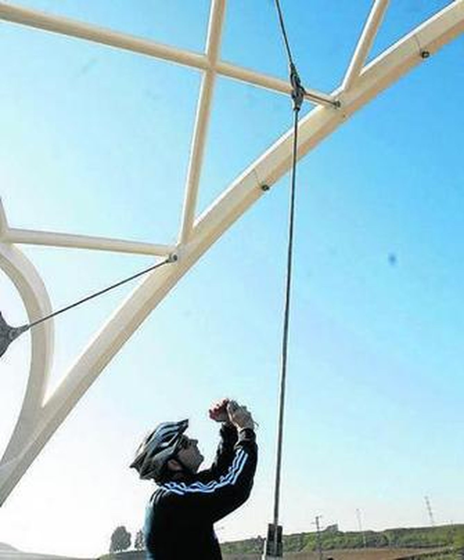 1. Un grupo de peatones, ayer a mediodía, camina por el nuevo puente, que fue inaugurado el viernes por la tarde por el ministro de Fomento, José Blanco. 2. Un ciclista fotografía la estructura aérea de la pasarela, inspirada en el pensador Ibn Firnás. 3. Los coches pudieron atravesar por primera vez el puente por la tarde.