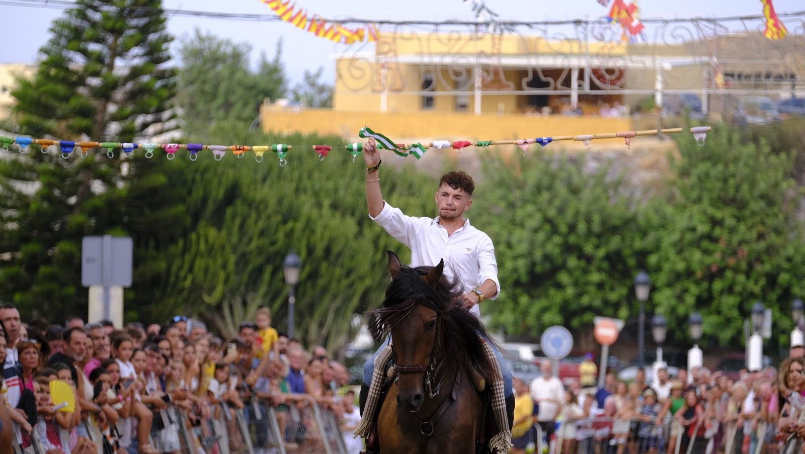 La popular carrera de cintas a caballo de las Fiestas de Mojácar, en imágenes