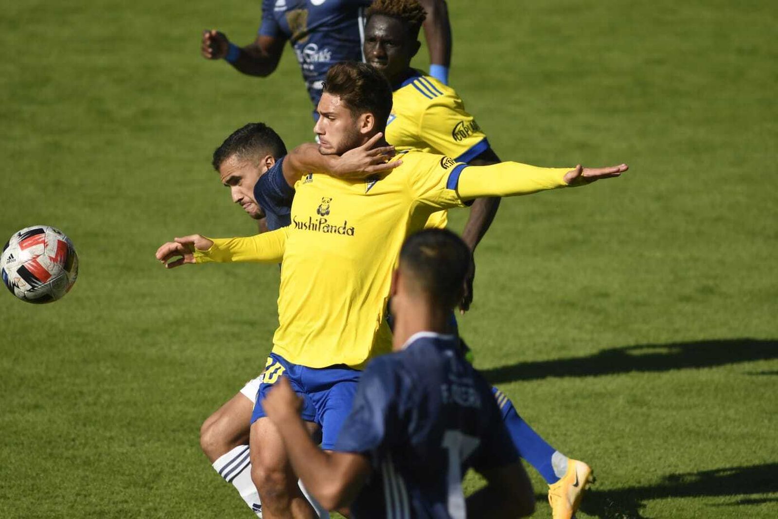 Arbelo sujeta a Boselli en un avance del atacante cadista.