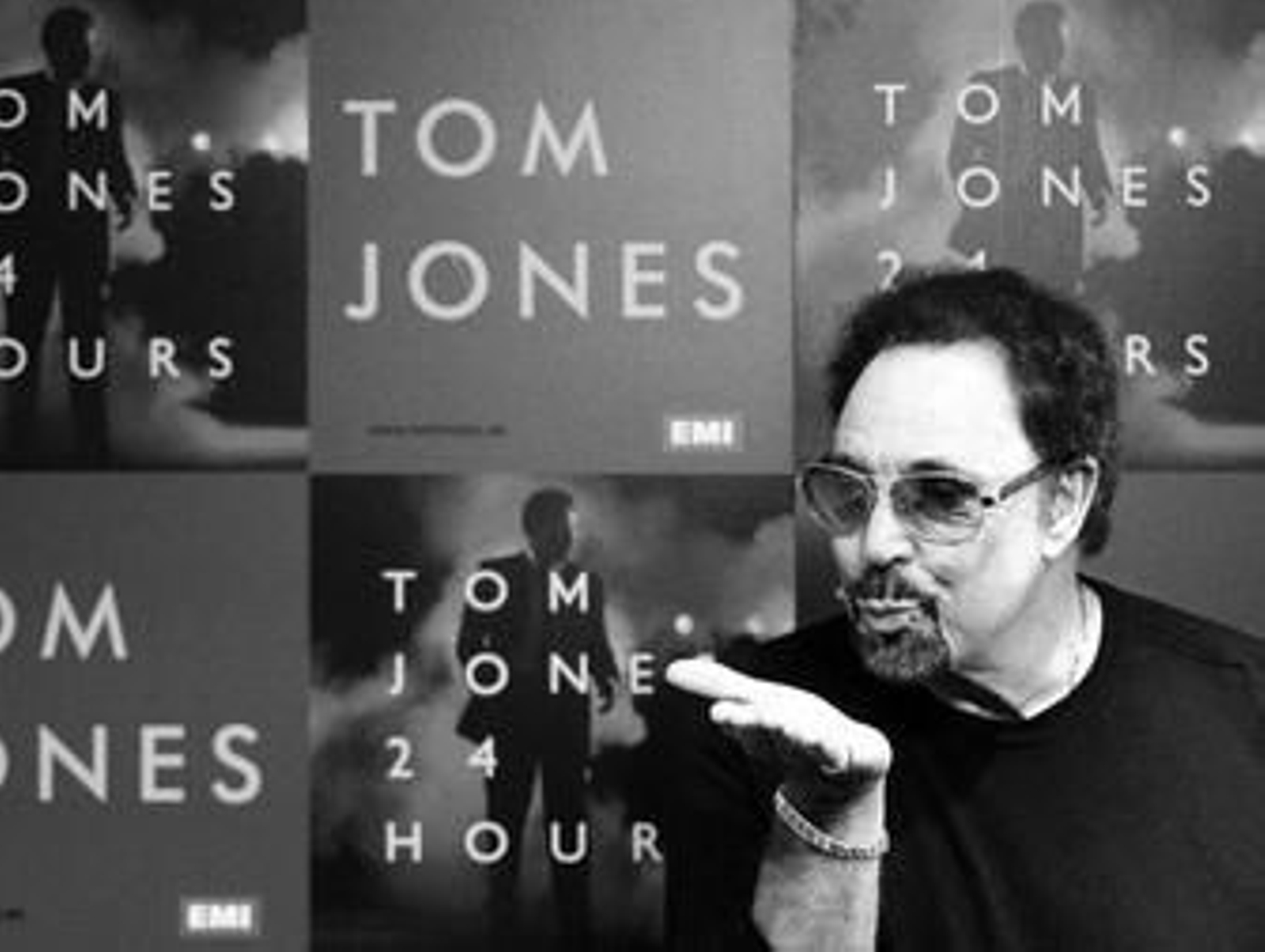 Tom Jones posa durante la presentación de su nuevo disco.