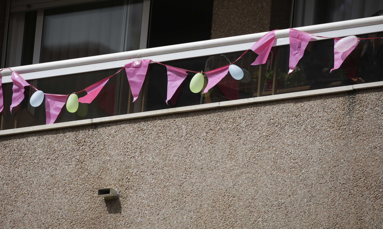 Mantones y farolillos en los balcones