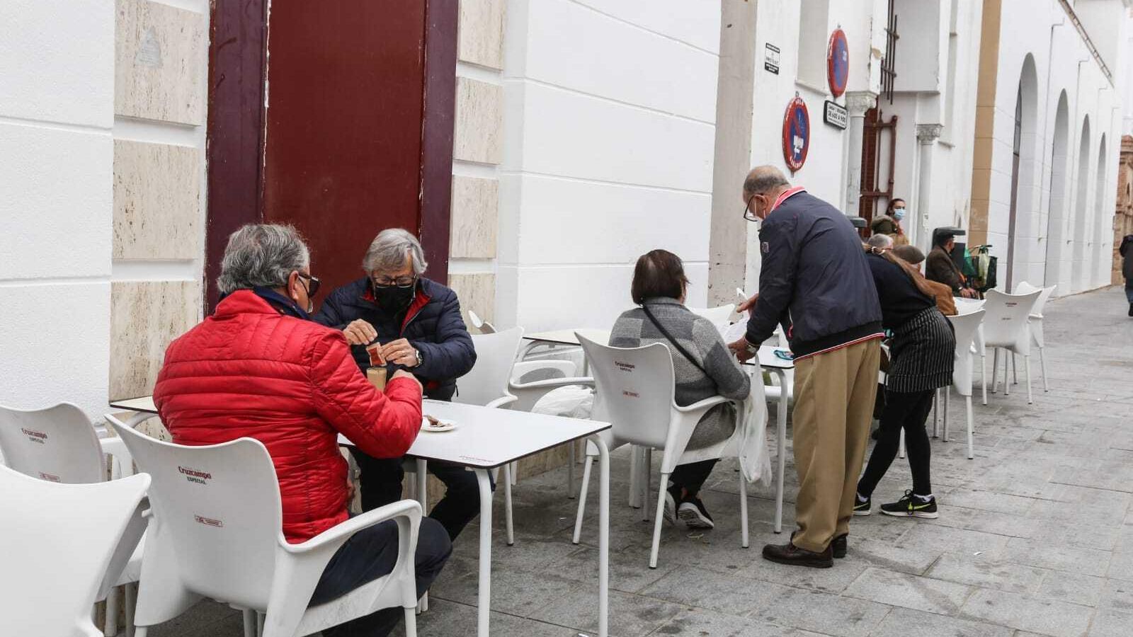 Mesas de un establecimiento hosteleros instaladas en el lateral del Mercado Central. Mesas de un establecimiento hosteleros instaladas en el lateral del Mercado Central.
