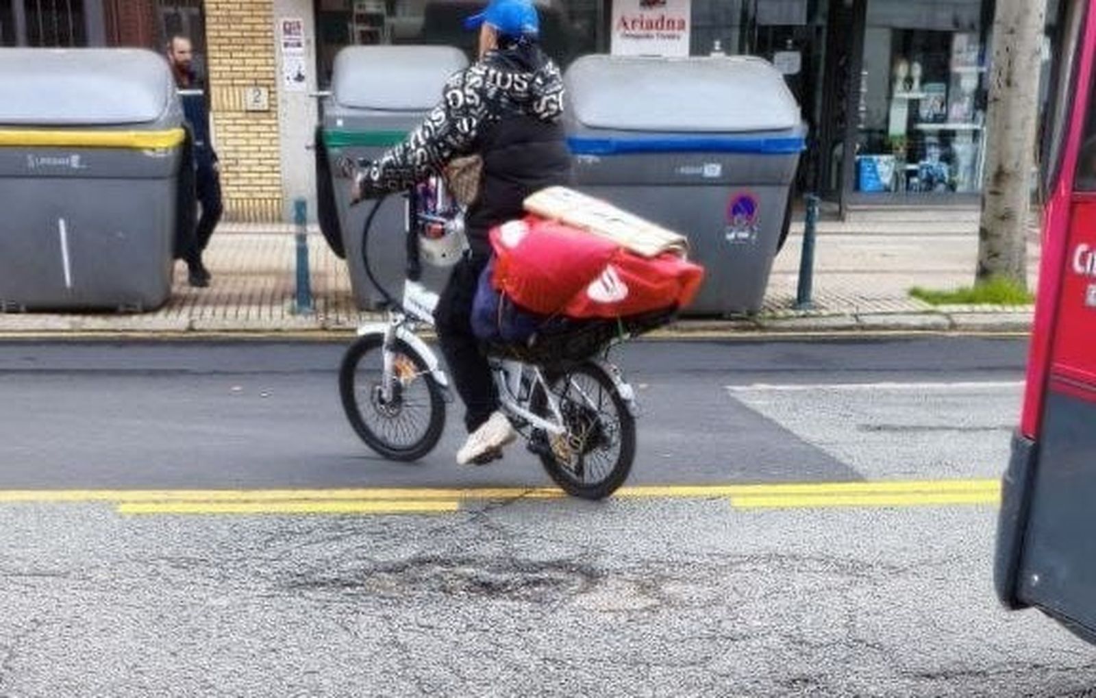 El bache de grandes dimensiones en María Auxiliadora donde pudo caerse el usuario de patinete que murió