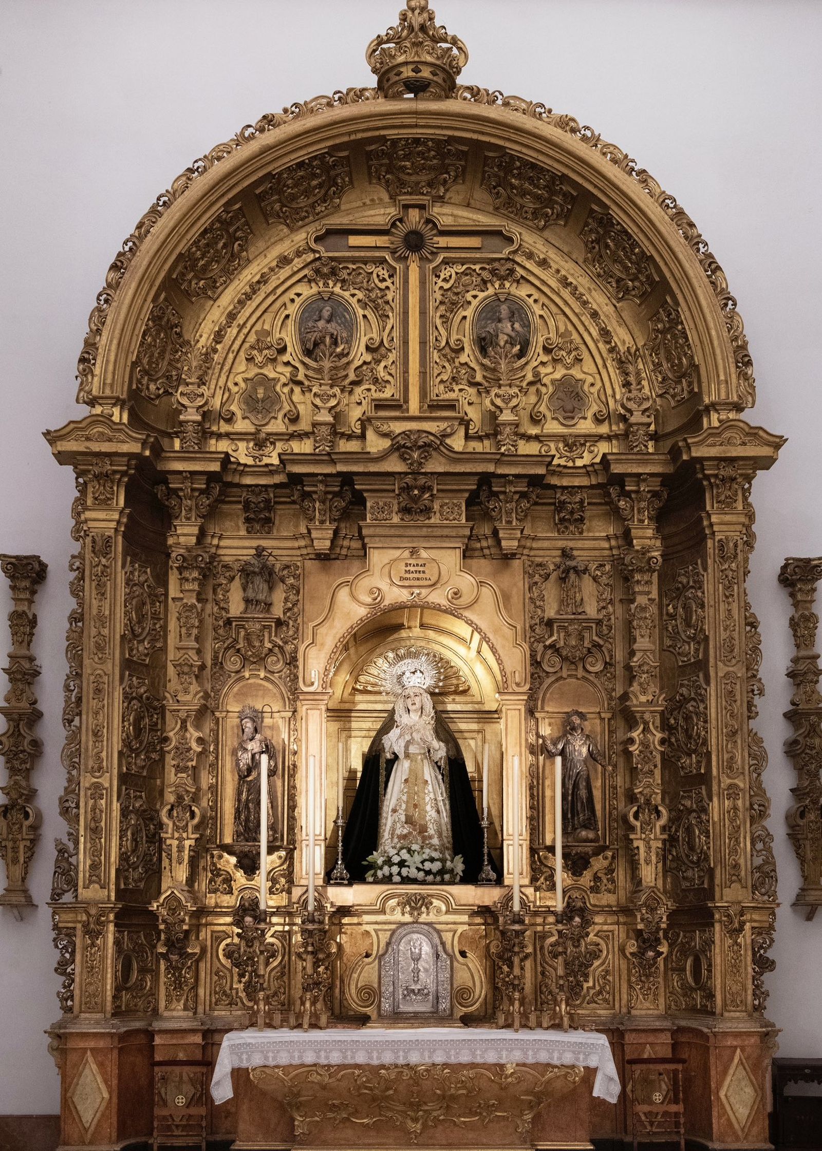La Virgen de los Dolores de nuevo en su altar
