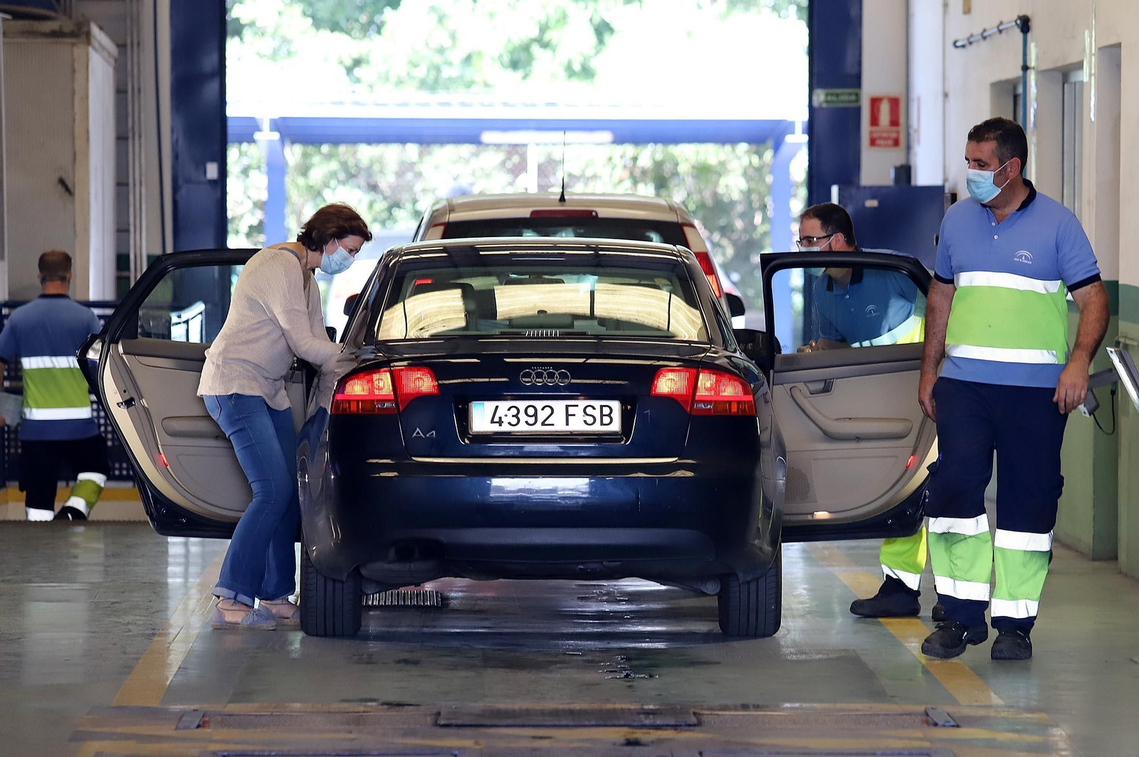 Una usuaria sale del vehículo en una estación de la ITV en Huelva.