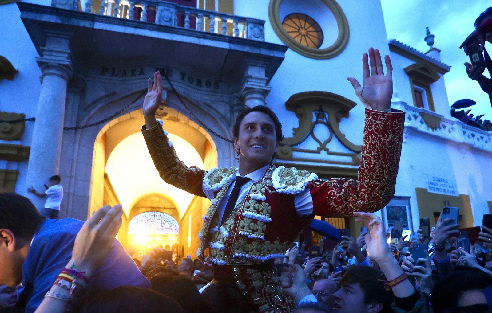 Las mejores imágenes de la corrida de toros de Juan Ortega, Roca Rey y Pablo Aguado