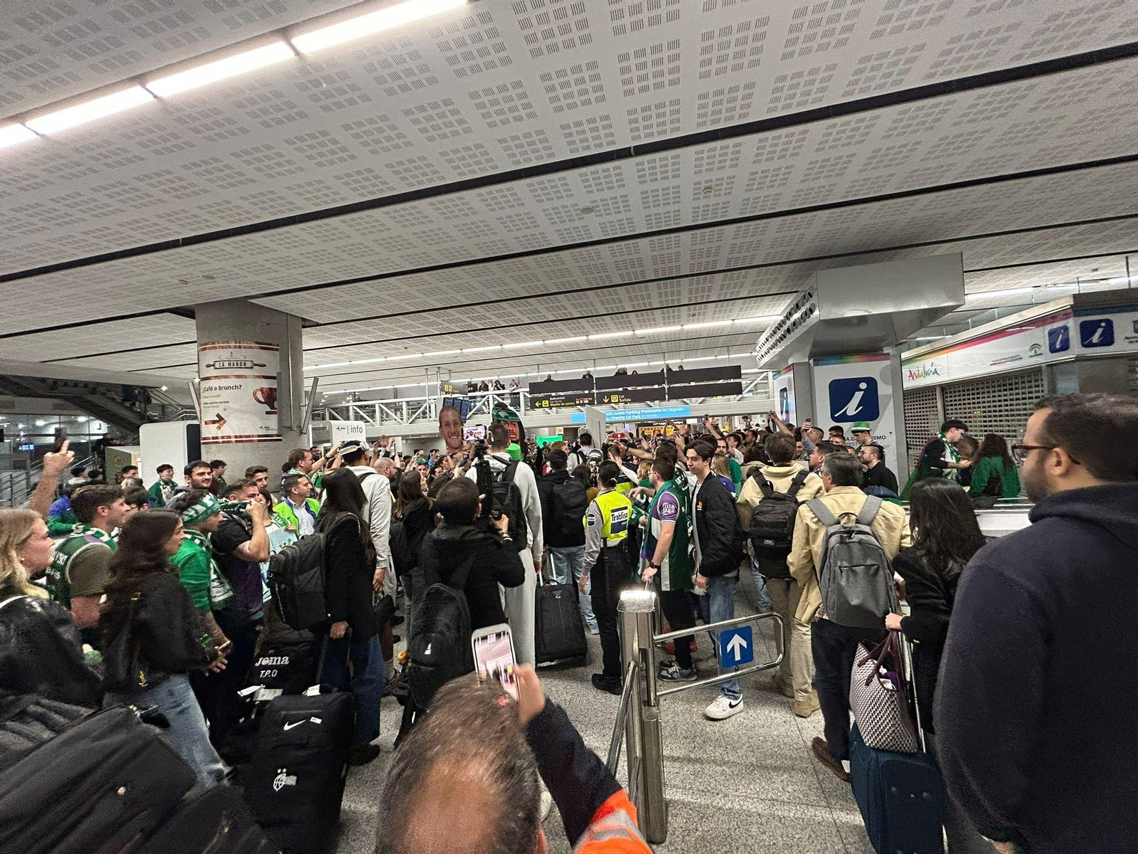 Alegría en la llegada del Unicaja al aeropuerto