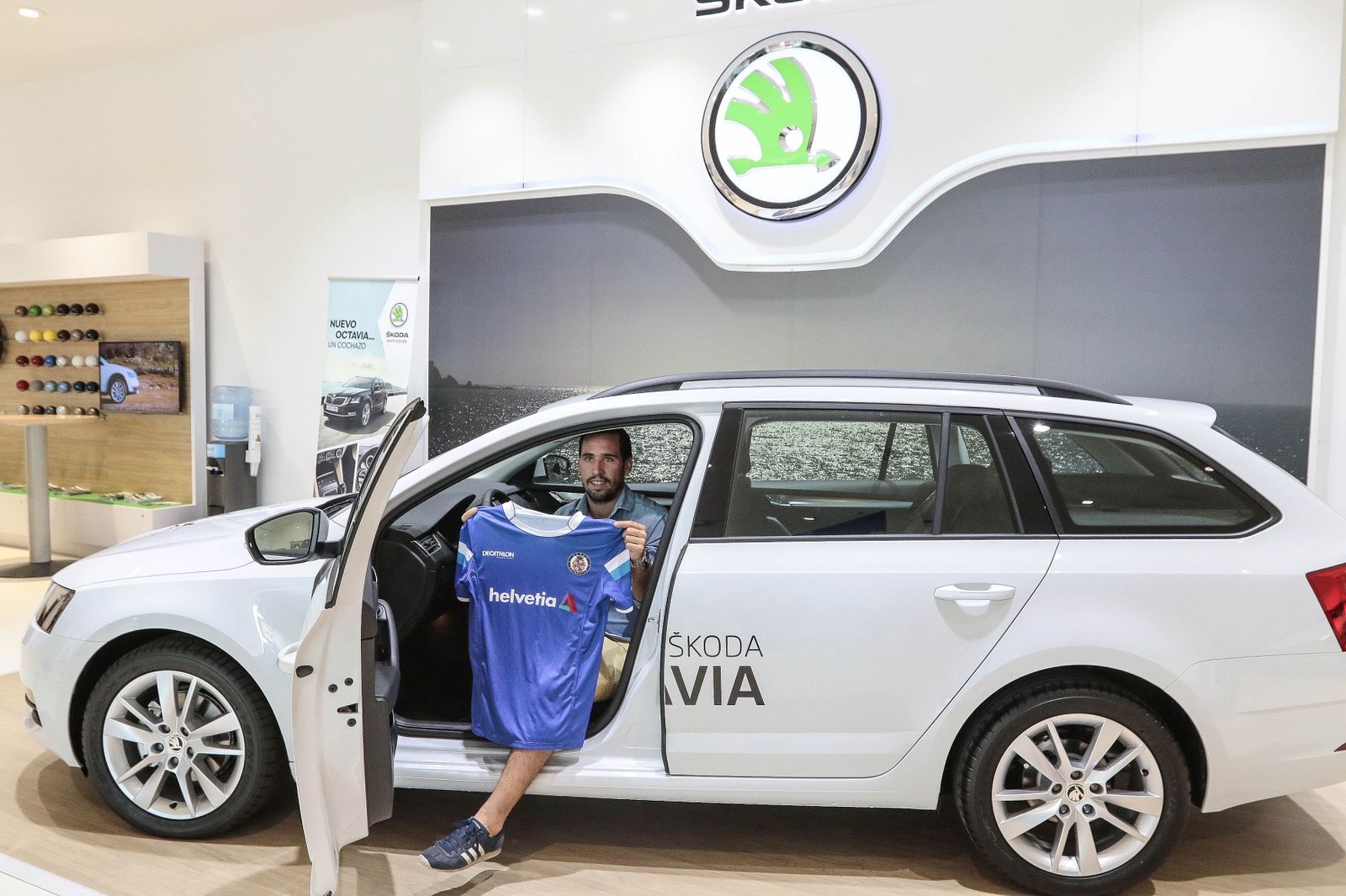Carlos Álvarez posa con la camiseta del XDFC el día de su presentación.