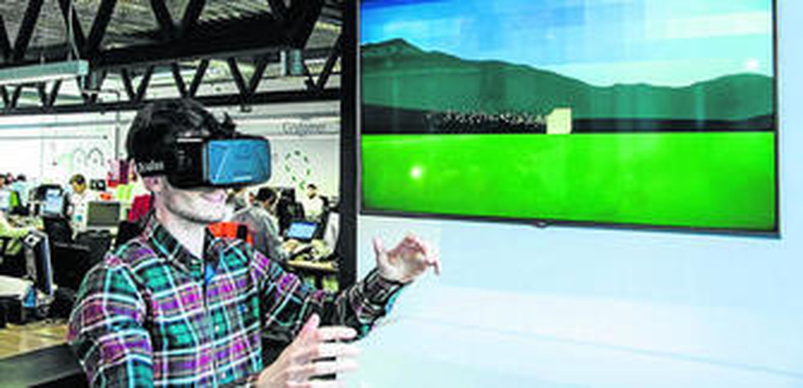 Un trabajador hace unas pruebas sobre realidad virtual.