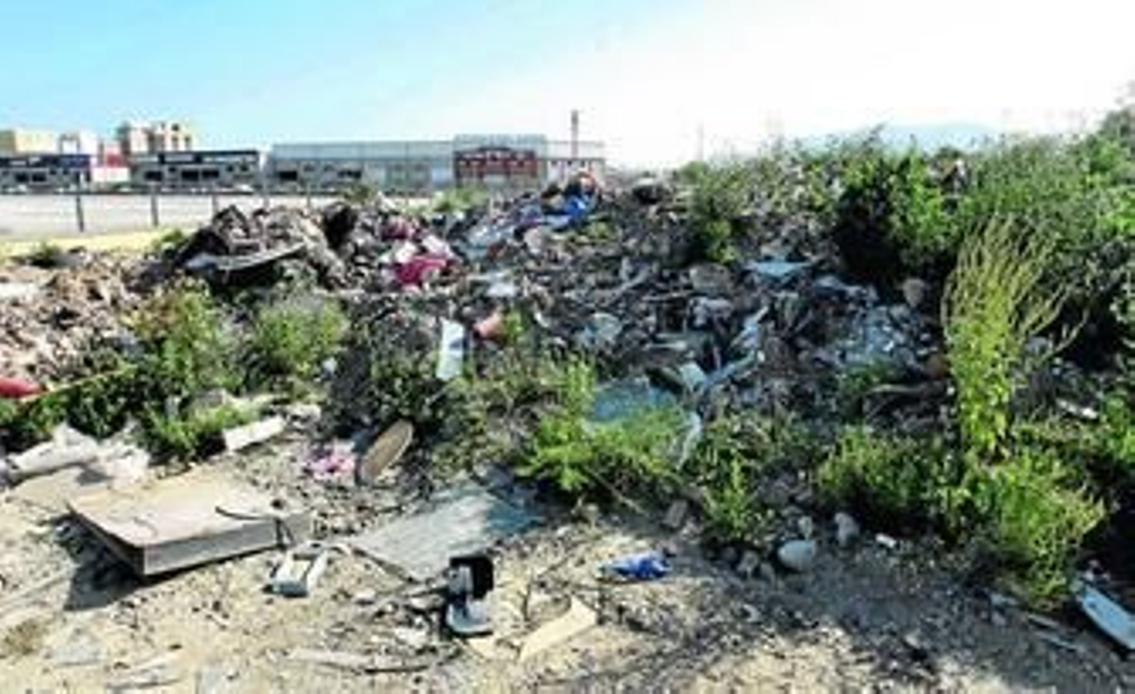 Montañas de escombros acumuladas en el polígono Guadalhorce.