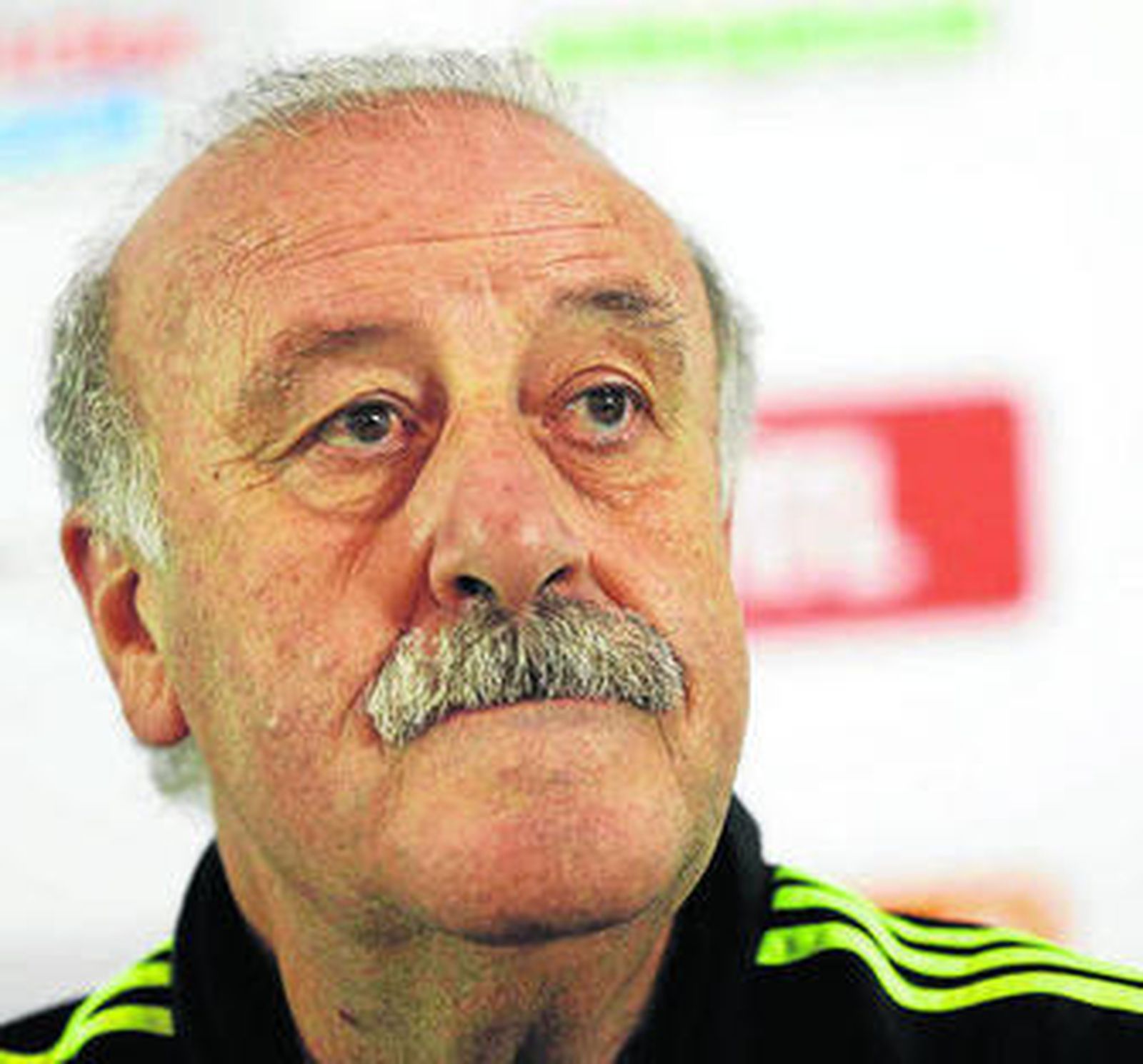 Vicente del Bosque, serio en la rueda de prensa en Luxemburgo.