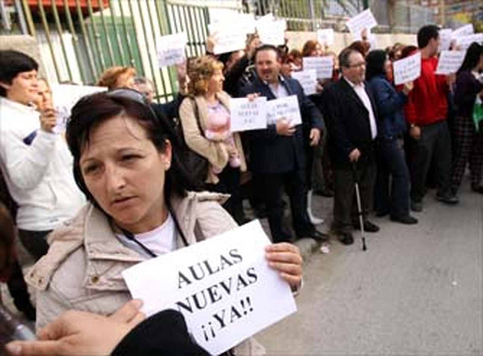Protesta de los padres, ayer, a las puertas del colegio San Rafael.