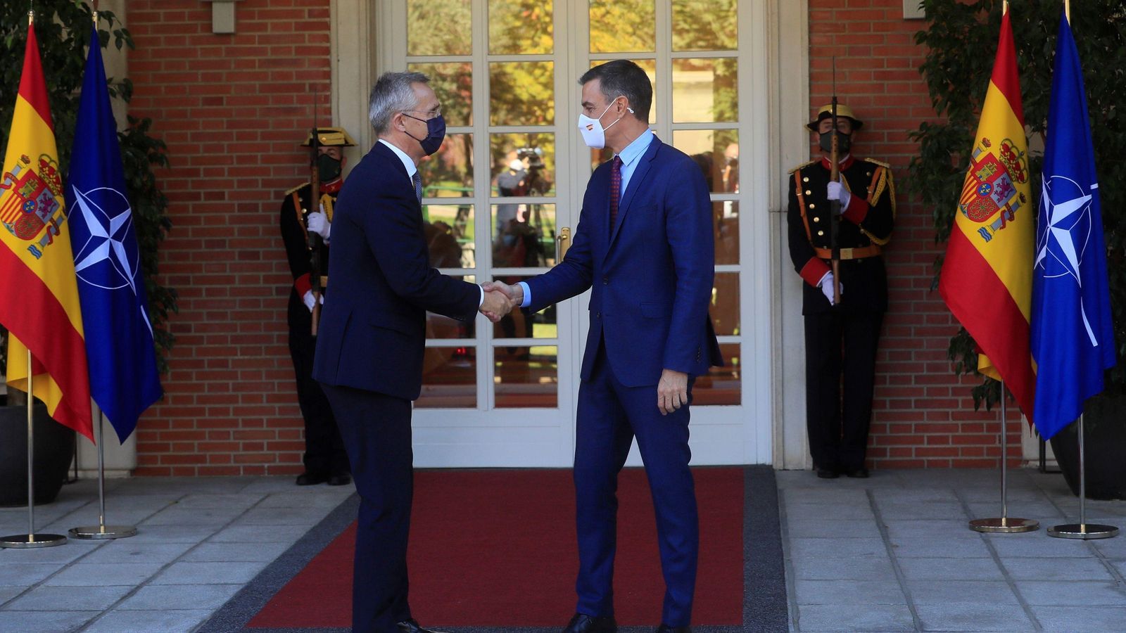 El secretario general de la OTAN, Jens Stoltenberg, y el presidente del Gobierno, Pedro Sánchez , este viernes en Moncloa.