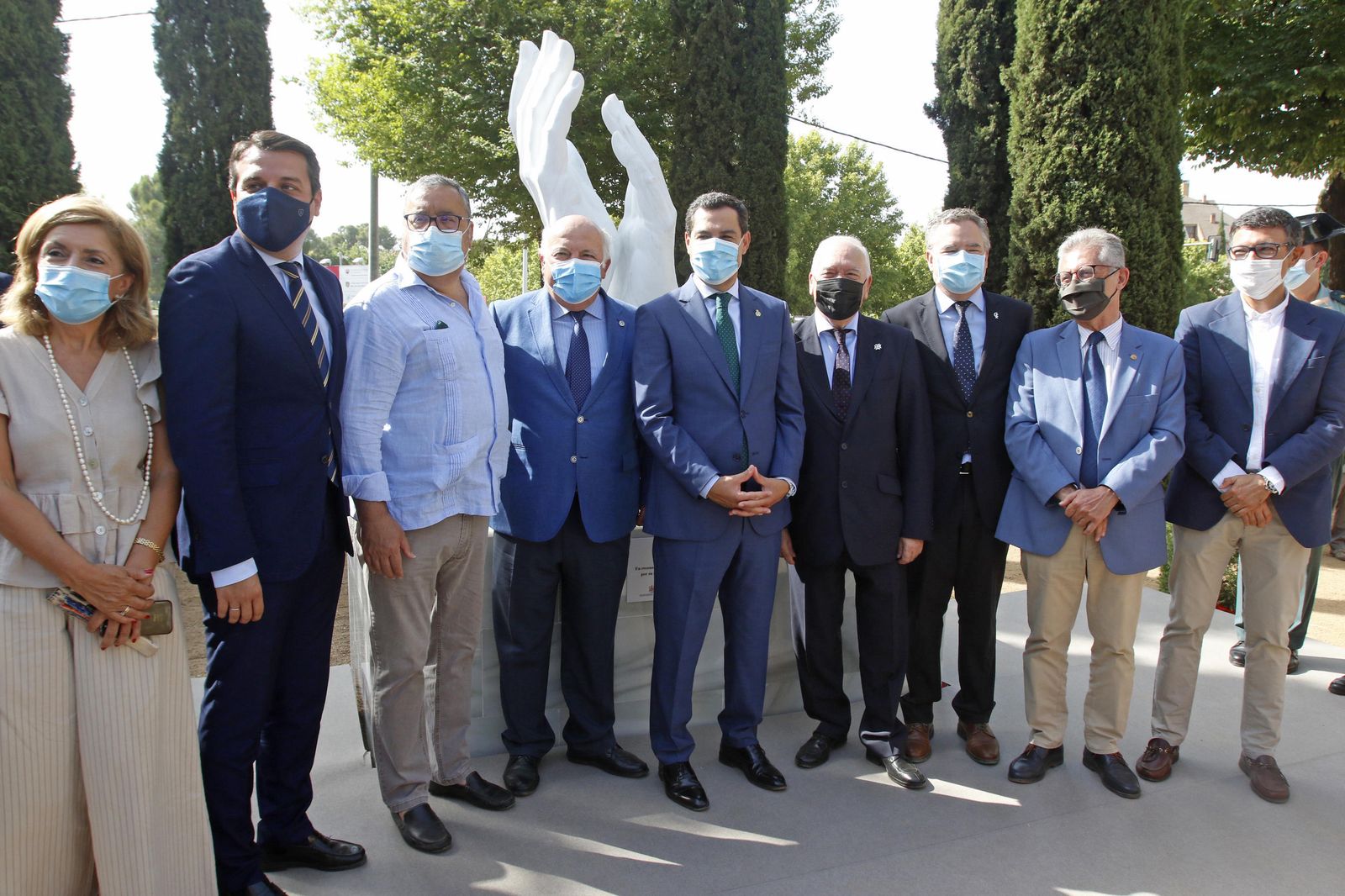 La escultura en honor a los sanitarios en Córdoba, en fotos