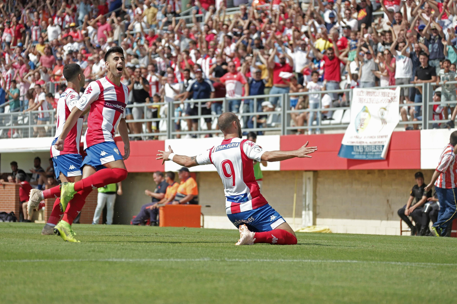 Pipo, José Carlos y Antonio Sánchez (9) celebran el primer gol ante el Socuéllamos.