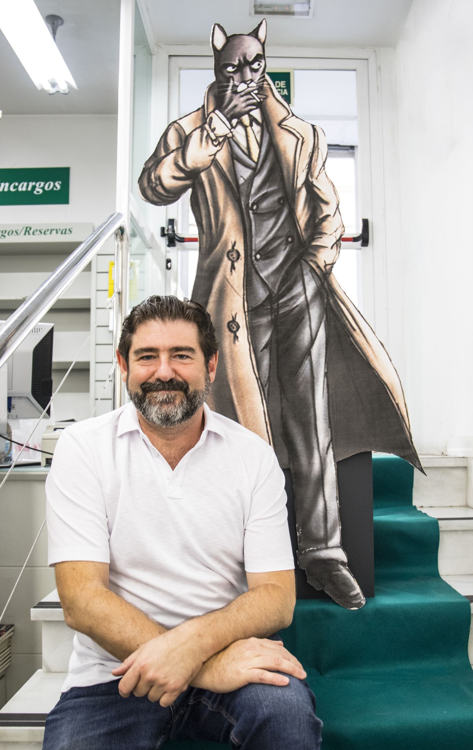 El dibujante granadino posa en otra imagen junto al gato antropomórfico.