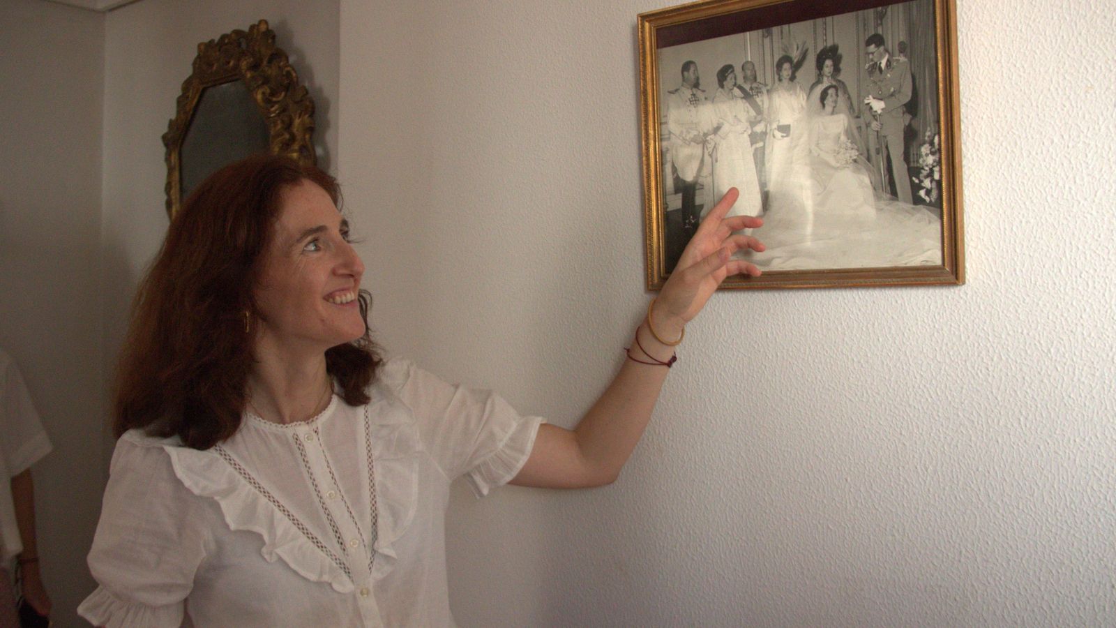 Leticia Ruiz de Ojeda Silva, presidenta de la Fundación INEOS y familia del Rey Balduino junto a una foto de la boda