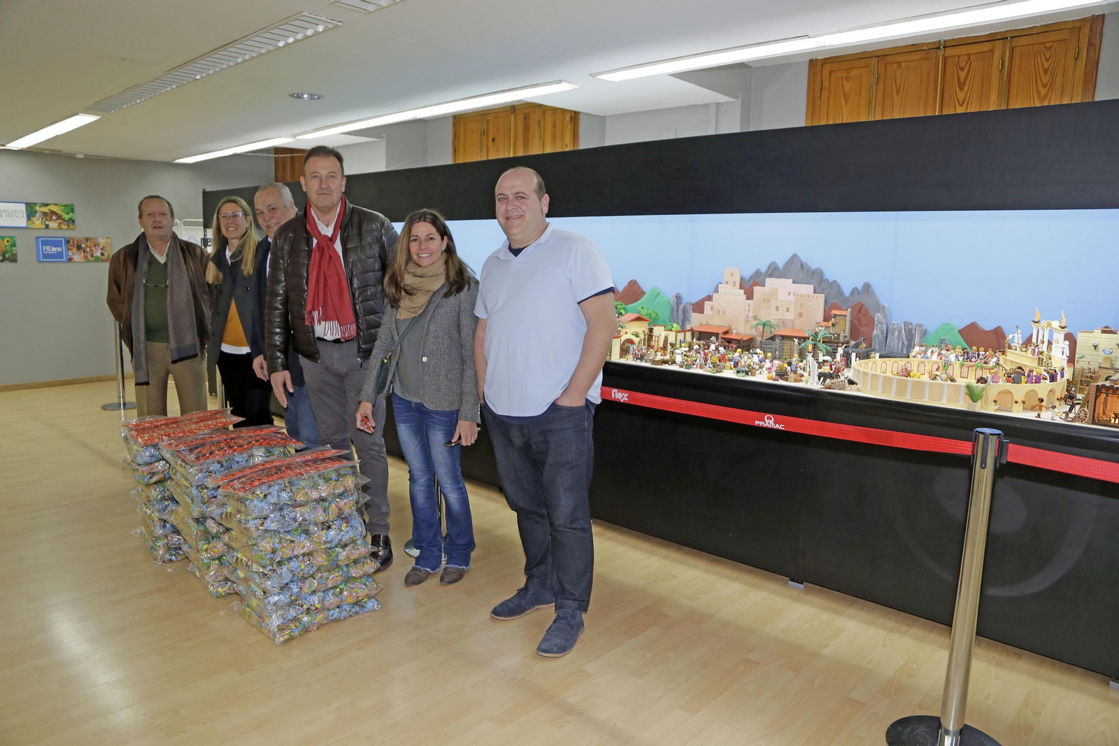 El acto de la entrega ante el Belén de los clicks, este viernes.