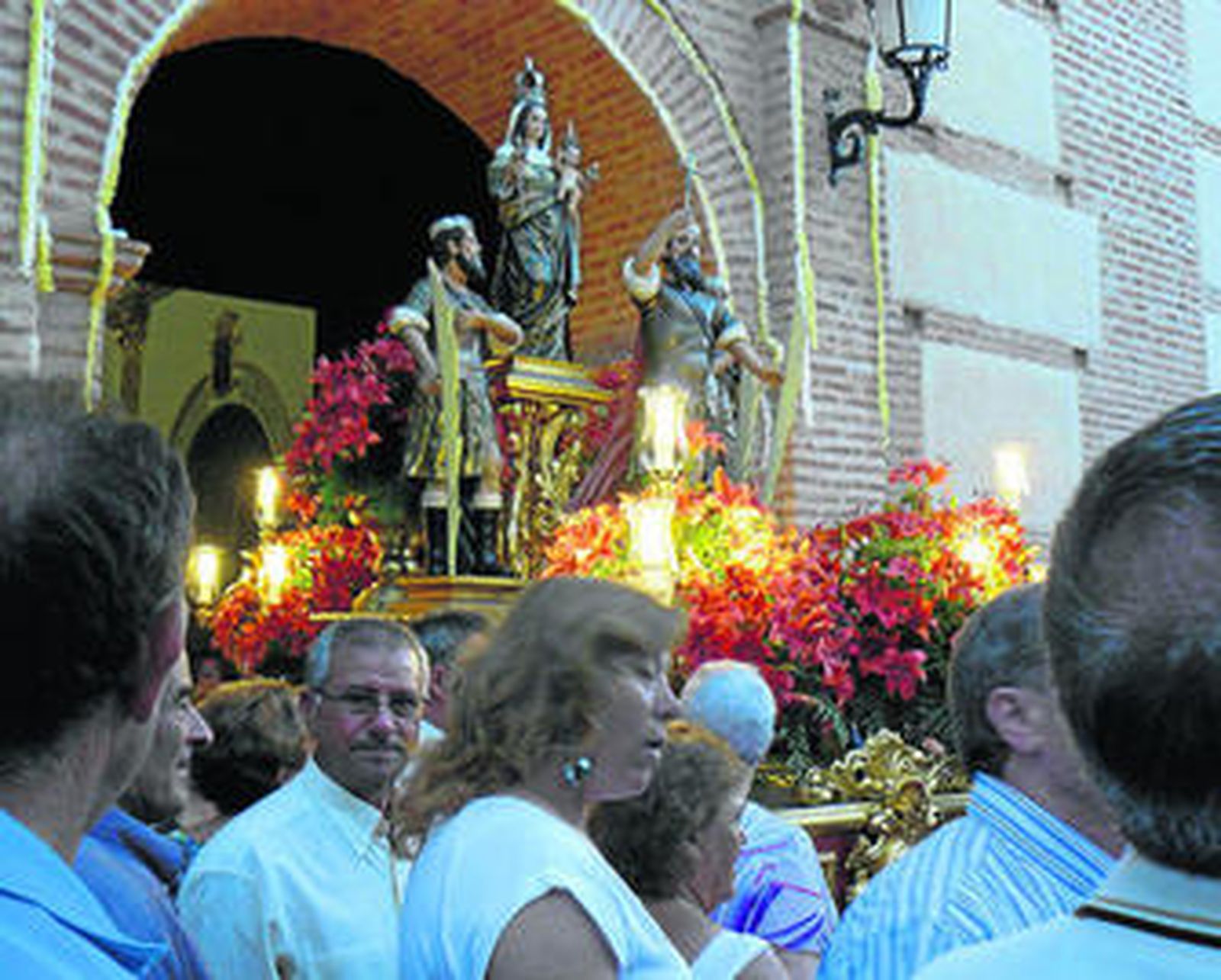 Los Santos Mártires, justo en el momento en el que salen de la Parroquia.