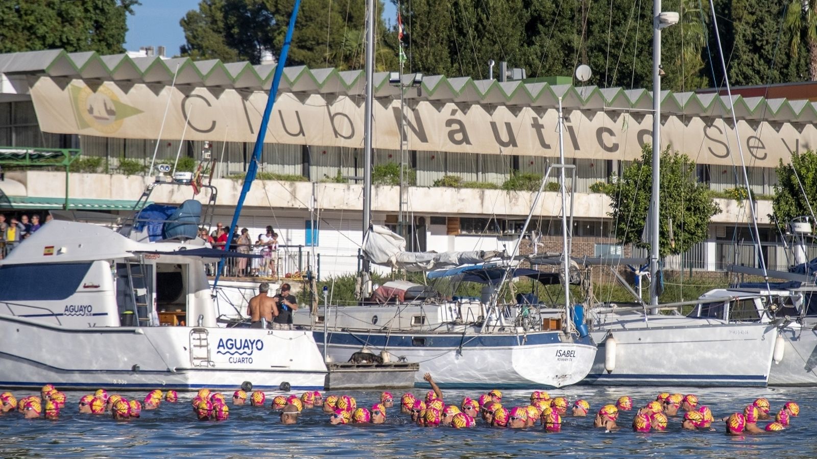 Los nadadores junto a las instalaciones del Club Náutico Sevilla.