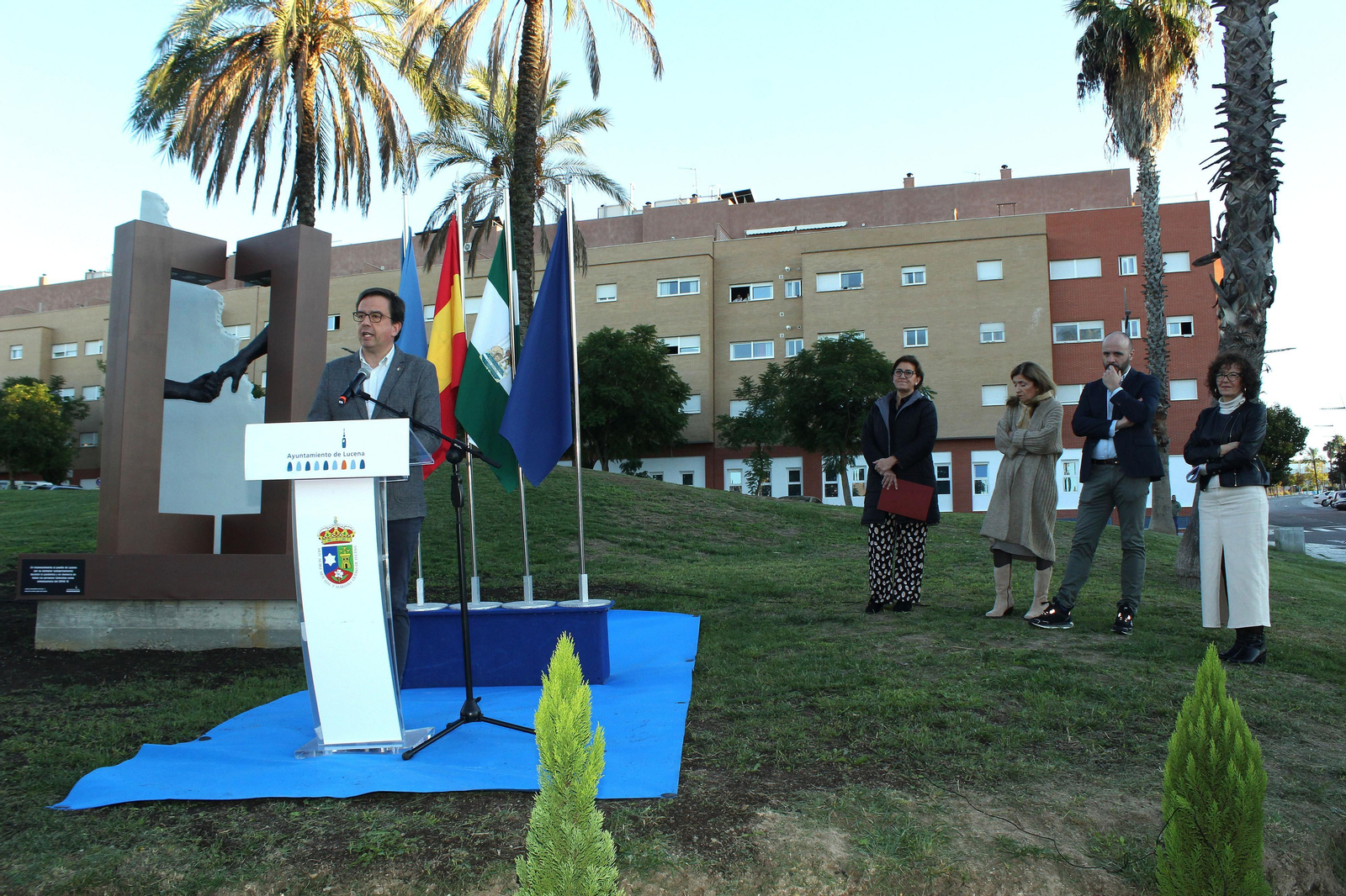La inauguración de la escultura en recuerdo de las víctimas del Covid en Lucena, en imágenes